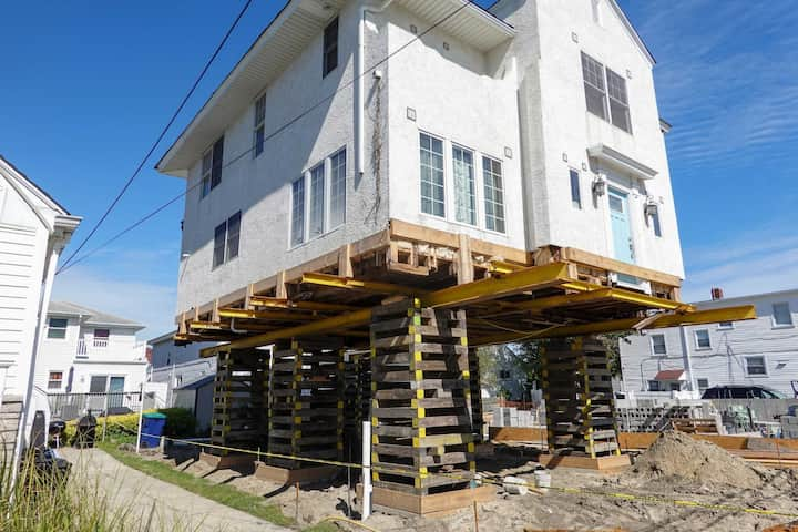 Located in Costa Mesa, California, we are a company that specializes in house lifting, small distance house moving, piles and foundations.